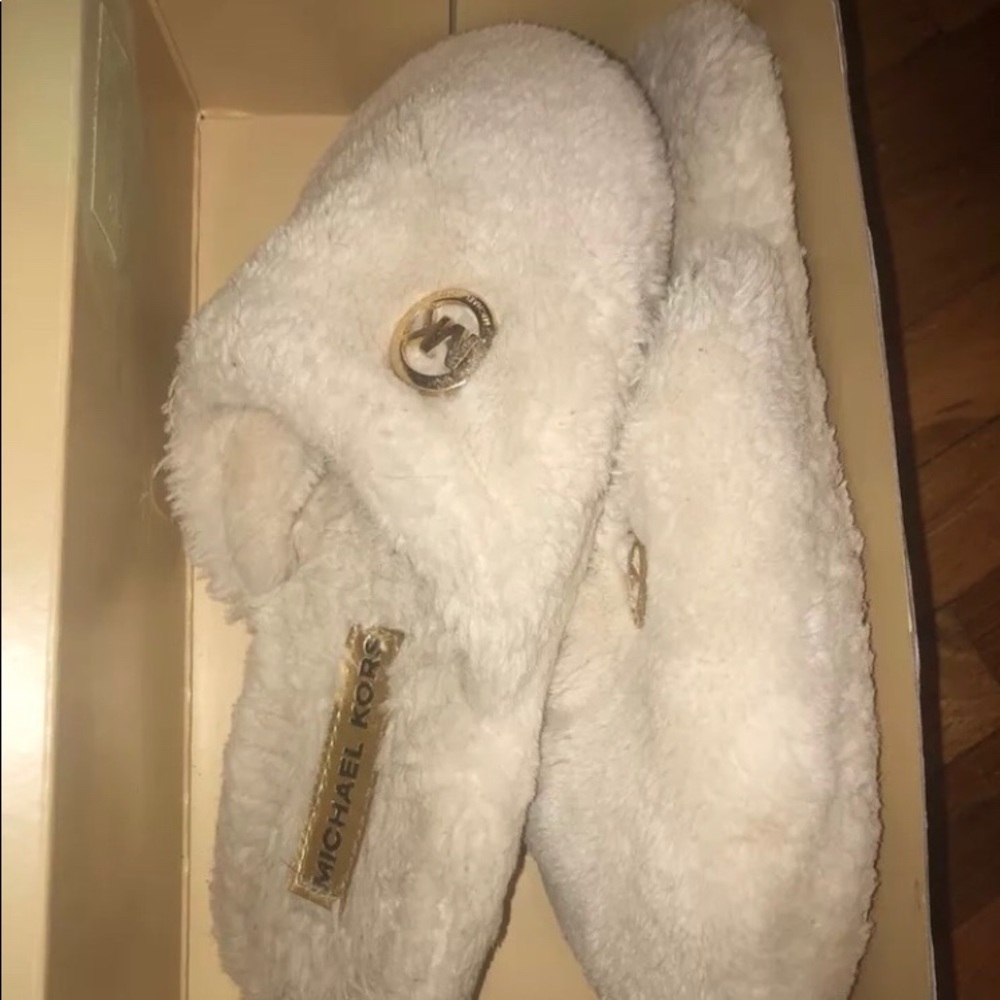 MICHAEL KORS WHITE FUR SLIPPERS - Picture 2 of 3